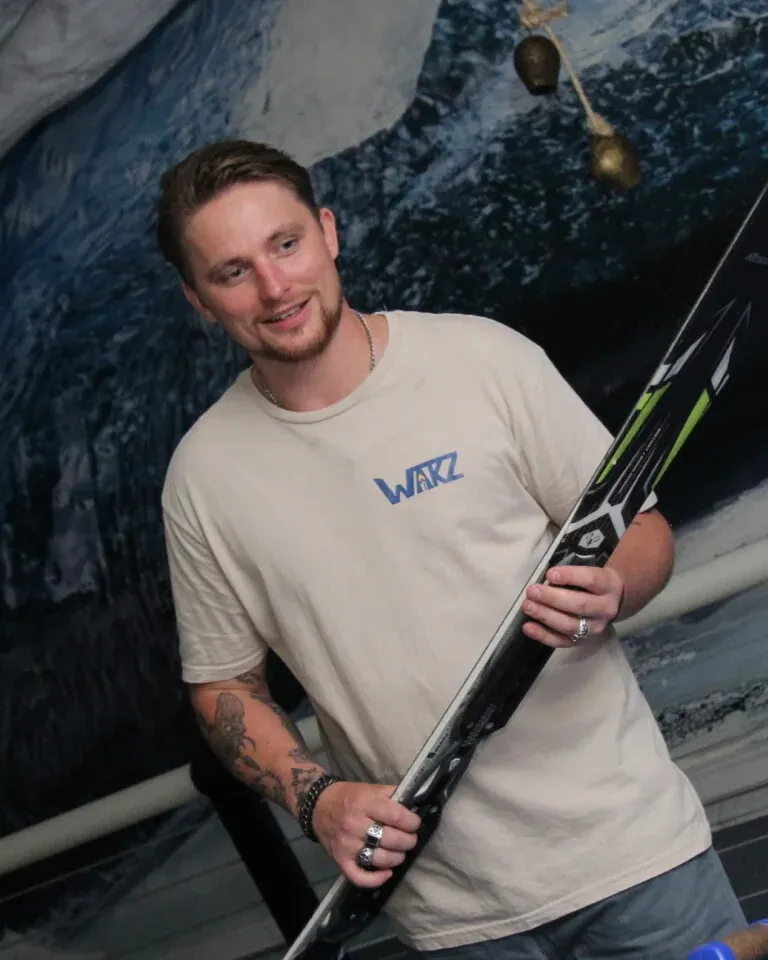 Koen, eigenaar van Wakz, met een paar ski's