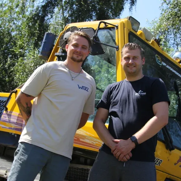 Koen (links) en Snow-Made bij een pistenbully