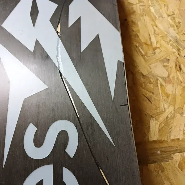 Scheur in de bovenlaag (topsheet), vóór de reparatie