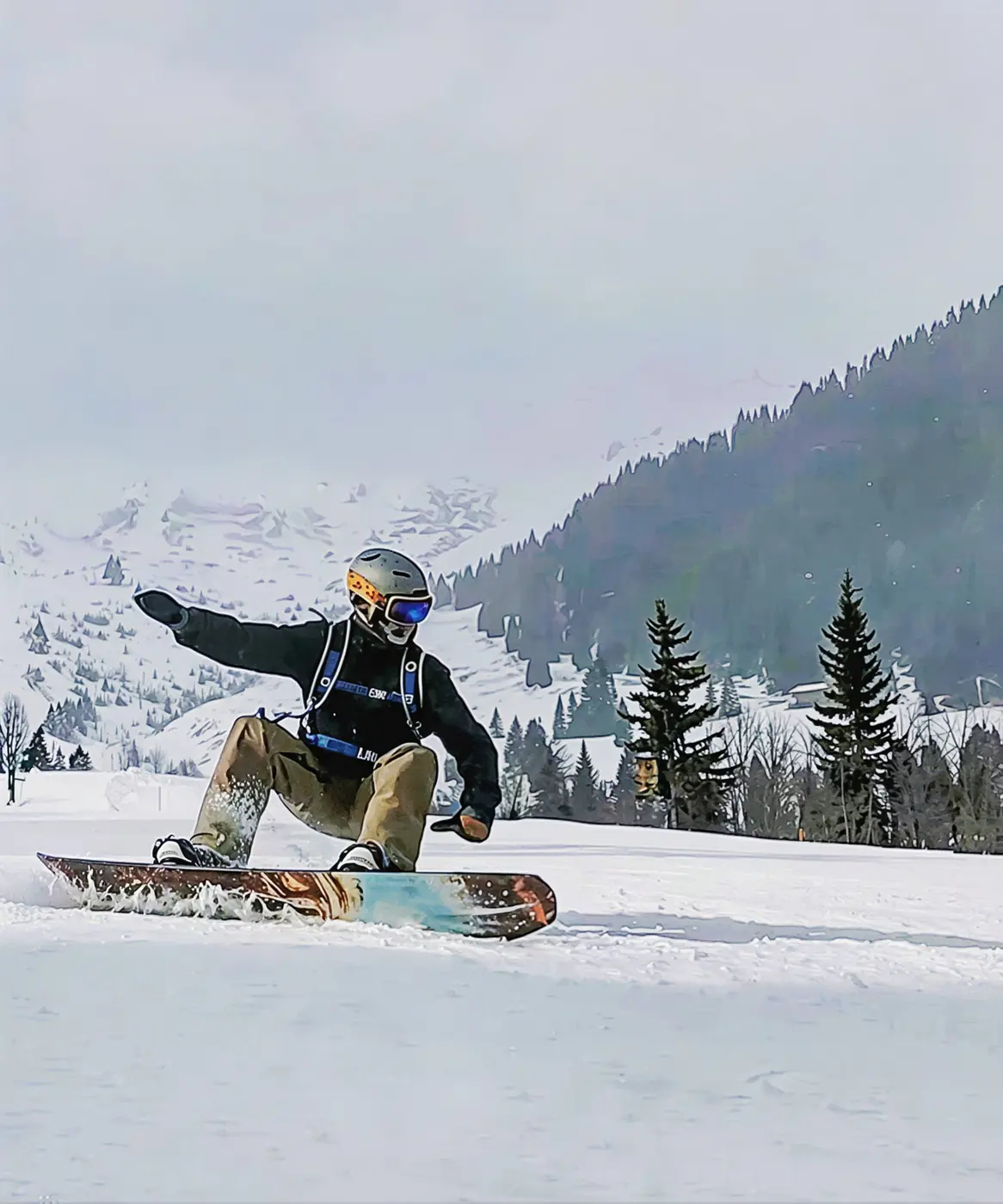 Snowboarder maakt een carve en laat de sneeuw opspatten